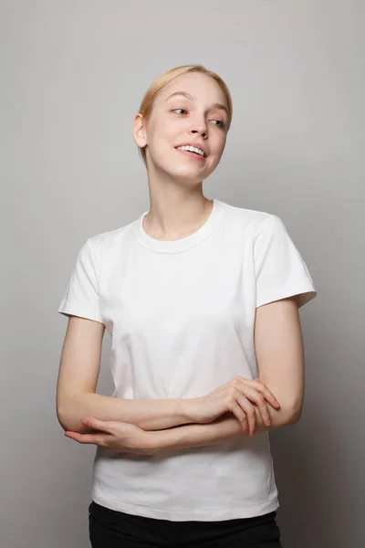Mooie Jonge Vrouw Wit Leeg Shirt Glimlachen Studio Portret — Stockfoto