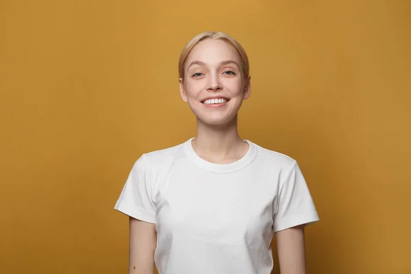 Glückliche Süße Frau Trägt Weißes Leeres Shirt Lächelnd Auf Leuchtend — Stockfoto