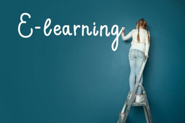 Merdiven üzerinde duran ve E harfini çizen kız çocuğu. Çevrimiçi eğitim, öğrenciler, salgın konsepti