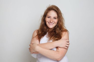 Gülümseyen başarılı, kıvrımlı bir kadın beyaz portrede