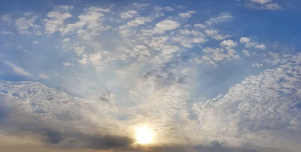 Panorama Céu Azul Com Nuvens — Fotografia de Stock