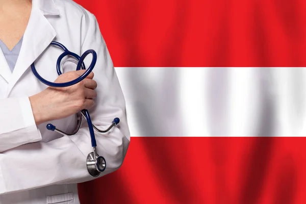 오스트리아 관리의 개념입니다 의사가 오스트리아 배경의 깃발에 — 스톡 사진