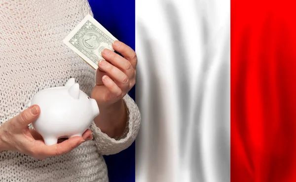 フランスの国旗を背景にマネーバンクを持つフランス人女性 年金基金 退職の概念 — ストック写真