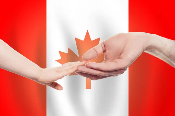 加拿大婴儿和父母以加拿大国旗为背景帮助 慈善概念 — 图库照片