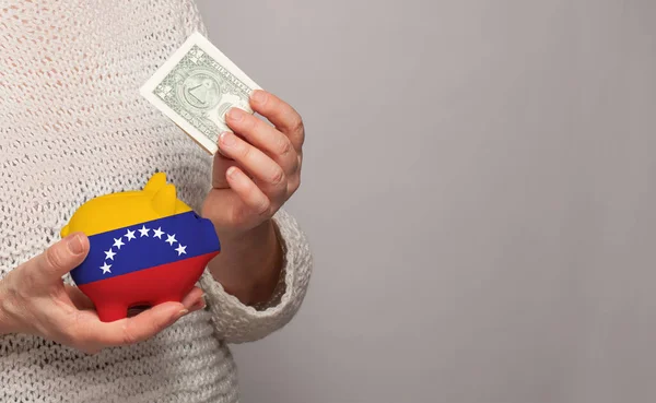 Флаг Венесуэлы Денежном Банке Венесуэльских Женских Руках Дотации Пенсионный Фонд — стоковое фото