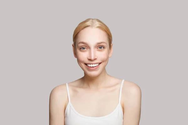 Retrato Mujer Glamorosa Top Blanco Con Tirantes Pelo Rubio Riendo —  Fotos de Stock