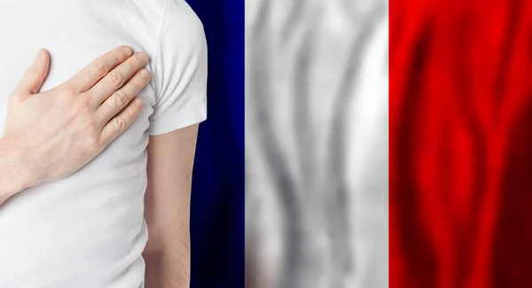 Francuz Ręką Sercu Tle Flagi Francji Patriotyzm Kraj Narodowość Koncepcja — Zdjęcie stockowe