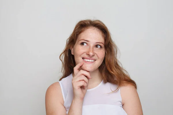 Portret Van Vrolijke Roodharige Vrouw Denken Omhoog Kijken Glimlachen Witte — Stockfoto