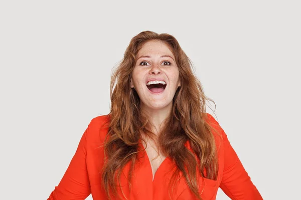 Щаслива Збуджена Жінка Руда Жінка Сміється Над Білим — стокове фото