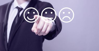 İş adamı eli simgeleri işaret ediyor. İletişim, teknoloji, IoT, internet, küresel, gelecekçi kavram
