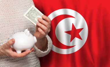 Tunus bayrağının arka planında para bankası olan Tunuslu kadın. Noktalar, emeklilik fonu, yoksulluk, zenginlik, emeklilik kavramı