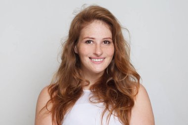 Kızıl saçlı, kızıl saçlı, güzel bir kadın. Kızıl saçlı, açık tenli.