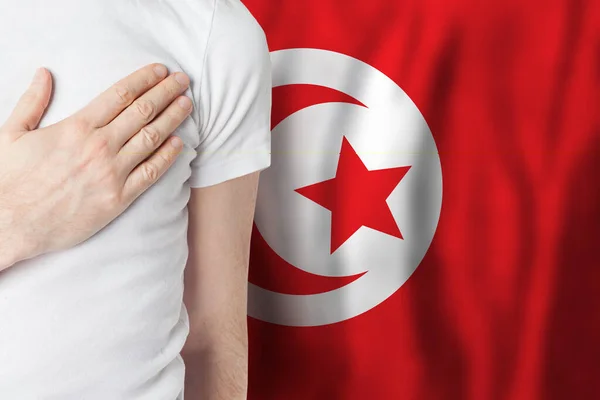 Tunisisk Person Med Handen Hjärtat Bakgrunden Tunisien Flagga Patriotism Land — Stockfoto