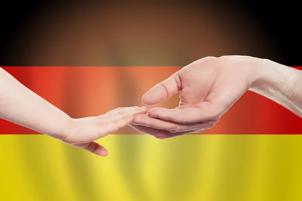 Alman Bebek Ebeveyn Elleri Almanya Bayrağının Arka Planında Yardım Yardım — Stok fotoğraf
