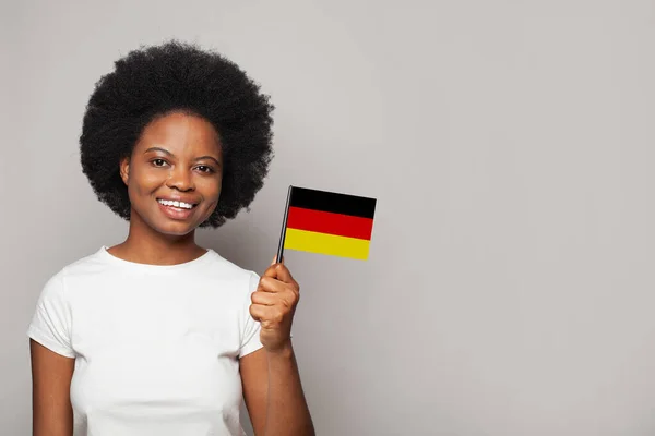 Almanya Bayrağını Taşıyan Alman Kadın Eğitim Vatandaşlık Vatanseverlik Kavramı — Stok fotoğraf