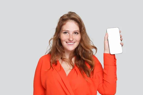 Szczęśliwa Uśmiechnięta Kobieta Pokazuje Smartfon Pustym Białym Wyświetlaczem Dla Aplikacji — Zdjęcie stockowe