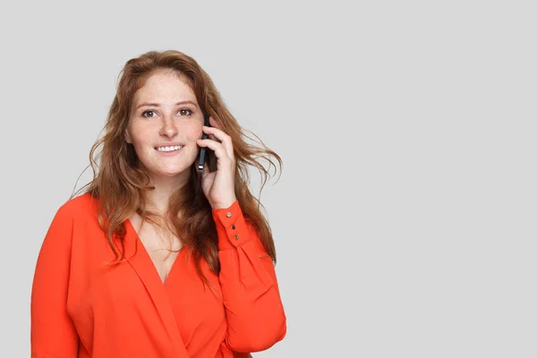 Beyaz Stüdyo Arka Planında Akıllı Telefondan Konuşan Güzel Bir Kadın — Stok fotoğraf