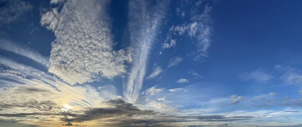 Świcie Poranne Słońce Białe Chmury Błękitne Niebo Panoramiczne Tło — Zdjęcie stockowe