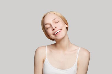 Taze parlak ciltli mutlu sarışın kadın. Yüz bakımı, cilt bakımı ve kozmetik konsepti