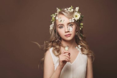 Bahar konsepti Saçında çiçekler olan genç bir kadın.