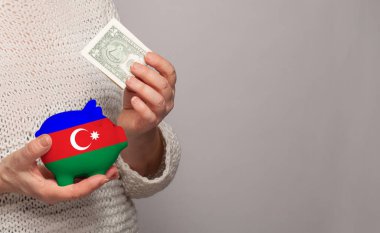 Azerbaycan bayrağı Azerbaycan kadınlarının elinde. Noktalar, emeklilik fonu, yoksulluk, zenginlik, emeklilik kavramı