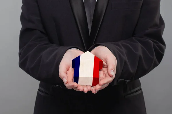 Franceses Sosteniendo Casa Madera Con Bandera Francia Finanzas Inversiones Hipotecas — Foto de Stock
