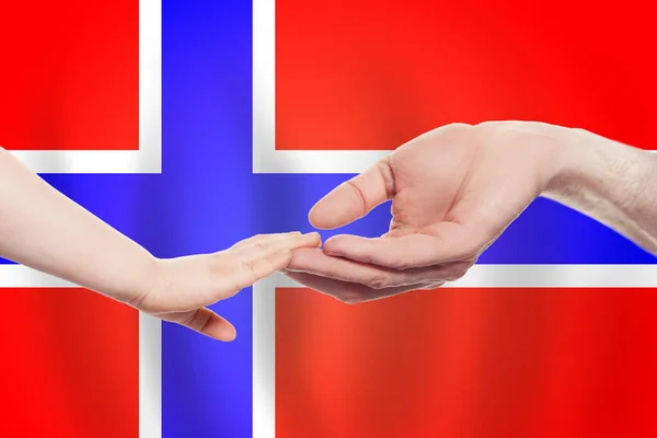 Norweskie Ręce Dziecka Rodziców Tle Flagi Norwegii Pomoc Pomoc Wsparcie — Zdjęcie stockowe