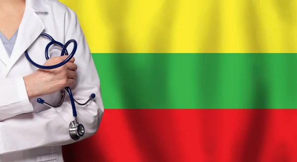 立陶宛医疗和保健概念 医生在立陶宛国旗背景下的特写 — 图库照片