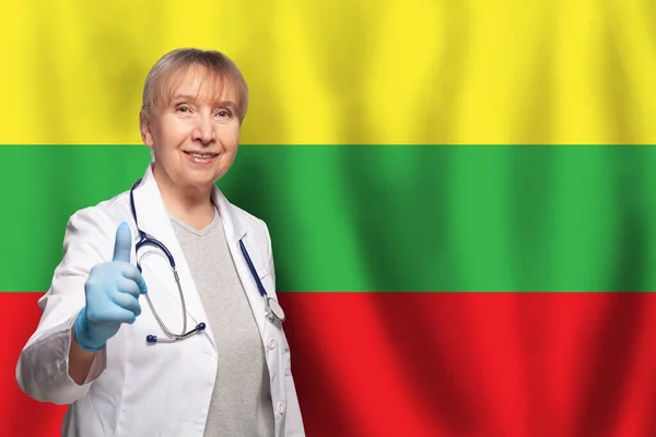 Lituanienne Souriant Mature Médecin Femme Tenant Stéthoscope Sur Drapeau Lituanie — Photo