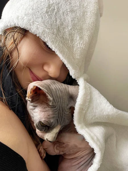 可爱的小女孩 洗澡后抱着猫 在家里笑着 — 图库照片