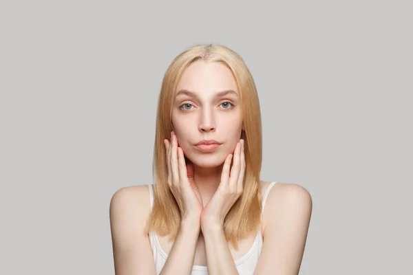 金发碧眼 皮肤清澈 健康的金发女人的画像 面部治疗 皮肤护理和美容概念 — 图库照片