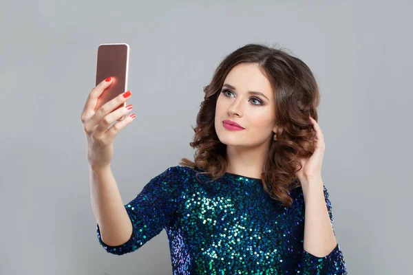 Nette Frau Hält Handy Und Macht Selfie — Stockfoto