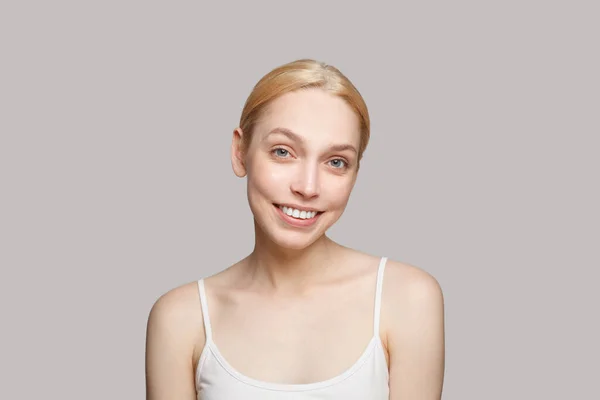 머리에 금발인 아름다운 여성의 초상화 화장품 스킨케어 — 스톡 사진