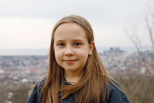 Щаслива Дівчинка Дивиться Камеру Портрет Відкритому Повітрі — стокове фото