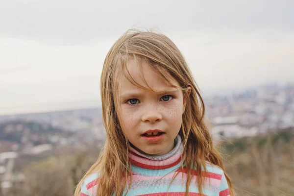 Χαριτωμένο Κορίτσι Φακίδες Πορτραίτο Παιδί Ετών Εξωτερικούς Χώρους — Φωτογραφία Αρχείου