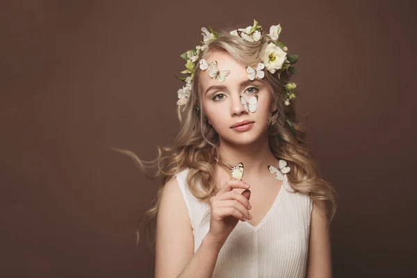 Tavaszi Koncepció Fiatal Virágokkal Hajában — Stock Fotó