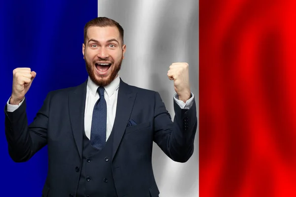 フランスの国旗を背景にしたフランスの幸せなビジネスマンビジネス 学位と市民権の概念 — ストック写真