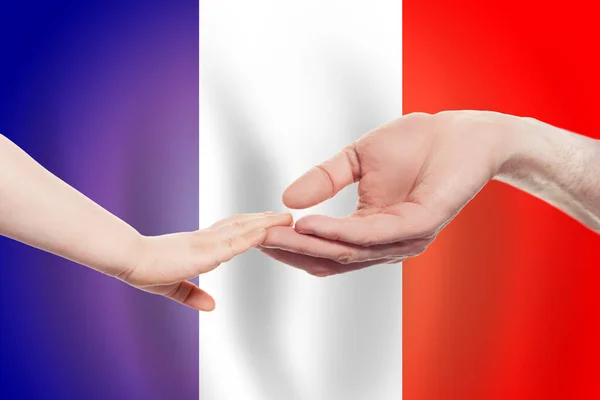 Französisch Baby Und Eltern Hände Auf Dem Hintergrund Der Flagge — Stockfoto