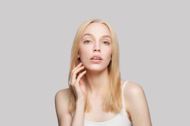 Güzel, genç, yetişkin kadın moda güzellik portresi.