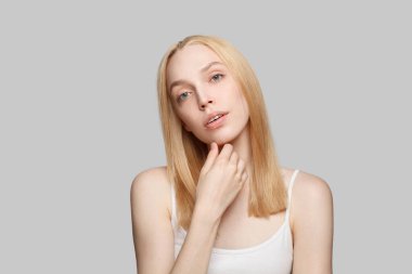 Parlak sarı saç portresi olan çekici bir kadın model.