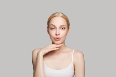 Oldukça hoş bir kadın modeli, sağlıklı, taze bir deri portresi var.