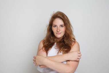 Beyaz arka planda güzel bir kadın, portre.