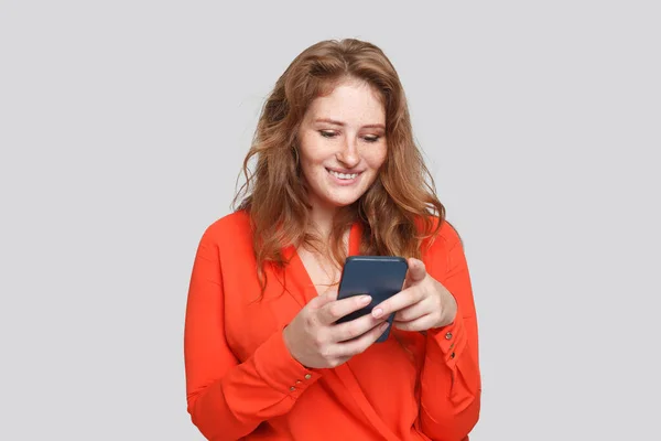 Mujer Sonriente Feliz Usando Teléfono Inteligente Retrato Estudio — Foto de Stock