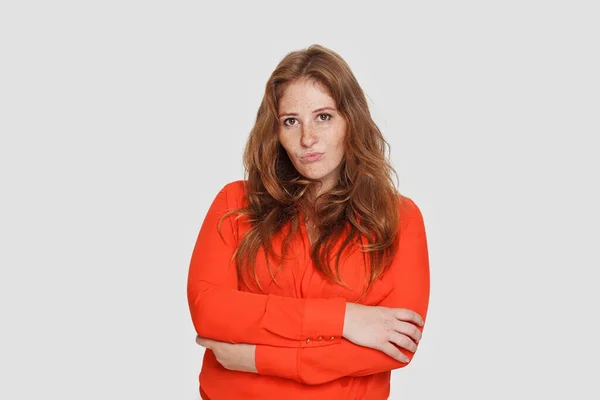 Portrett Rødhåret Kvinne Med Rød Skjorte Hvit Bakgrunn – stockfoto