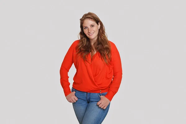 Glada Kvinna Bär Röd Skjorta Står Vit Bakgrund — Stockfoto