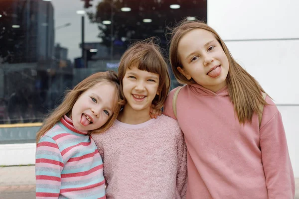 Χαριτωμένα Χαρούμενα Αστεία Κορίτσια Γκρινιάζουν Πορτραίτο Παιδιά Βγάζουν Γλώσσα Τους — Φωτογραφία Αρχείου