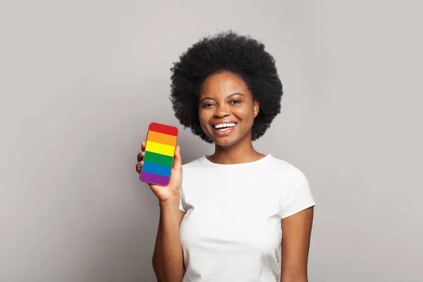 Африканская Американка Телефоном Экраном Лгбт Флагом Поддержка Прекращение Дискриминации Концепция — стоковое фото