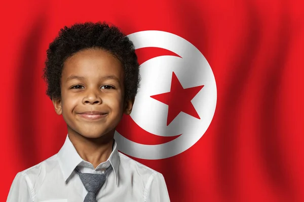 チュニジアの少年はチュニジアの背景に旗を掲げている 教育と子供時代のコンセプト — ストック写真
