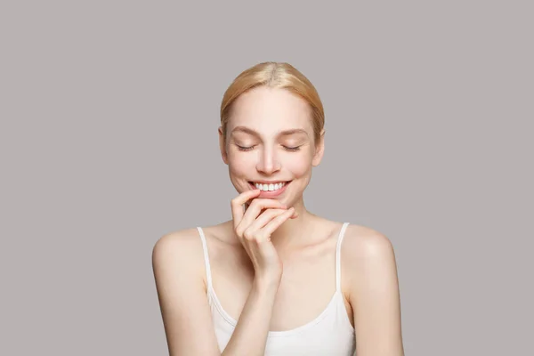 Uma Mulher Adorável Rir Retrato Estúdio Tratamento Facial Cuidados Com — Fotografia de Stock