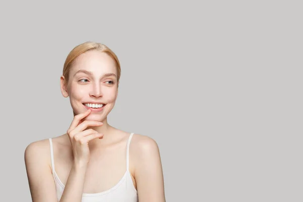 一个有着健康而清澈皮肤的可爱的笑女人的画像 面部治疗 皮肤护理和美容概念 — 图库照片